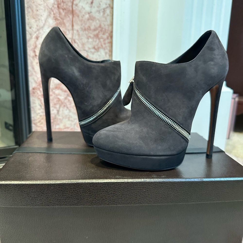 ALAÏA New Gray Suede High Heel Ankle Booties